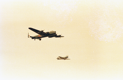 831009 Afbeelding van een Lancaster bommenwerper begeleid door een Spitfire in het luchtruim boven Utrecht waar 600 ...